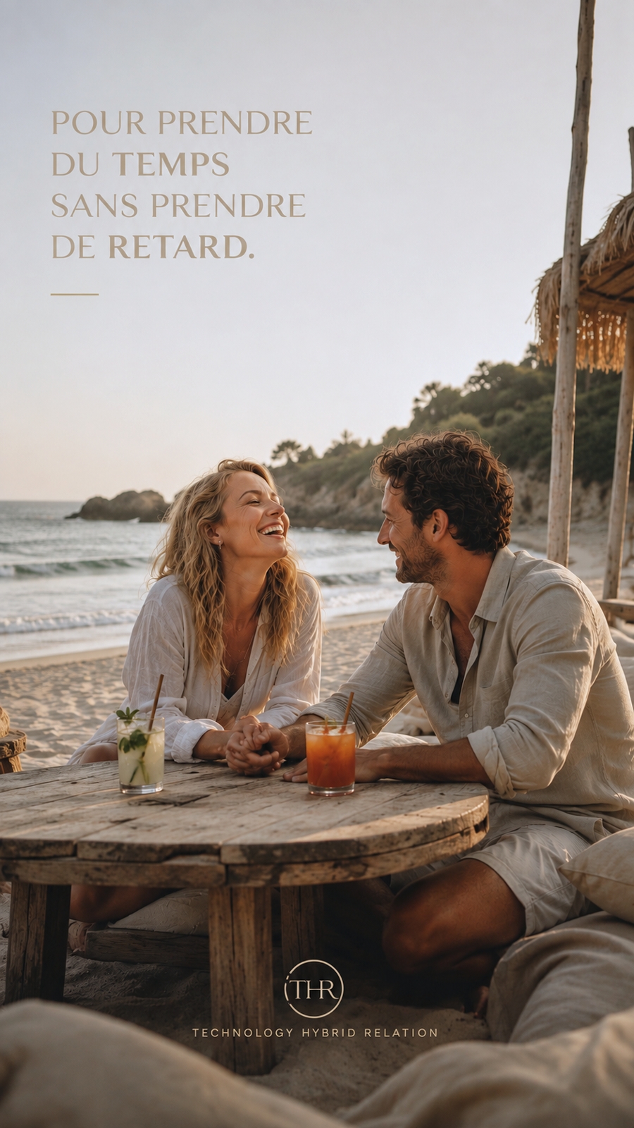 Un couple au bord de la mer. Pour prendre du temps sans prendre de retard.